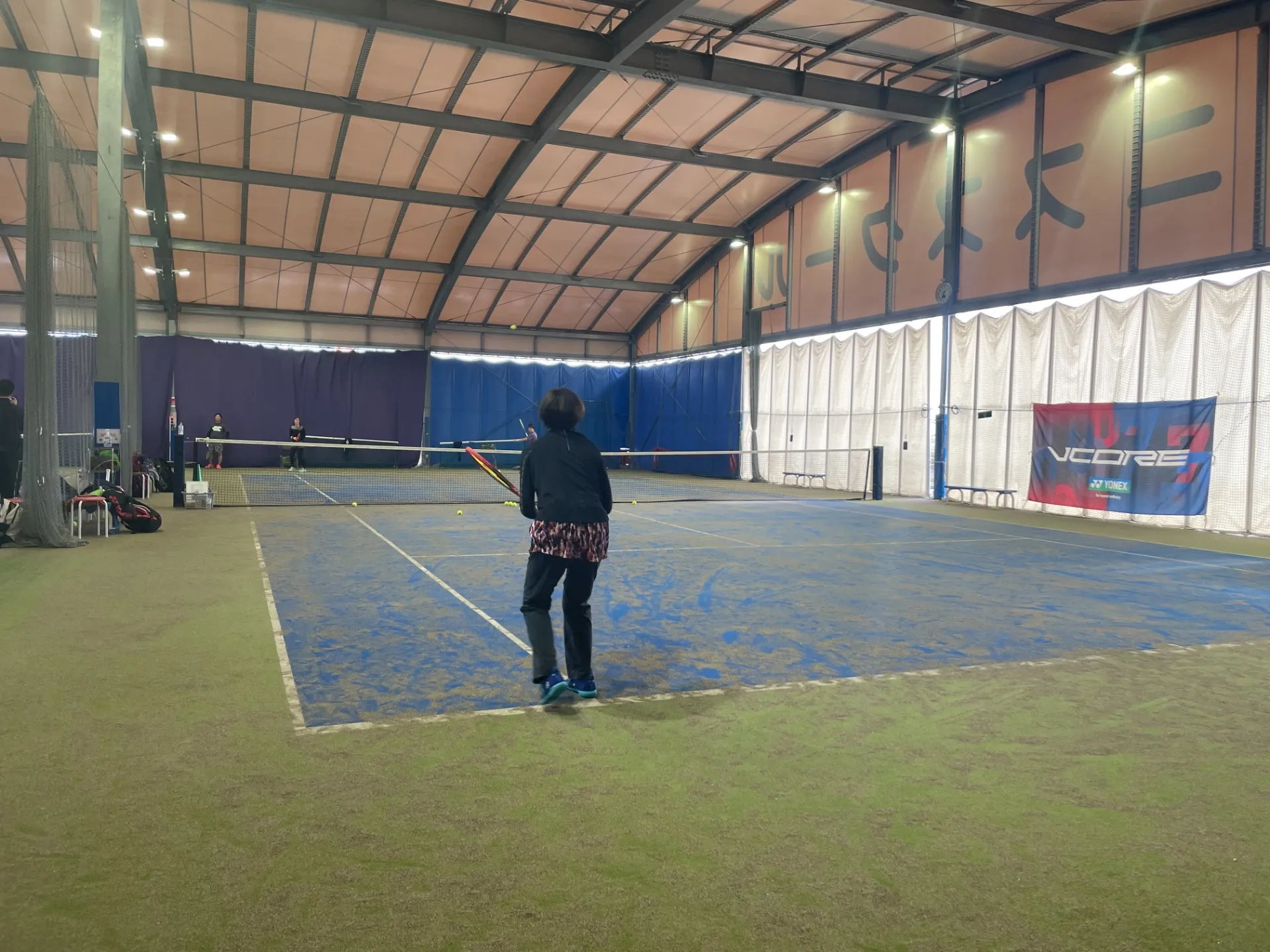 梅雨でも雨を気にせずテニスが出来る秦野のインドアテニススクール